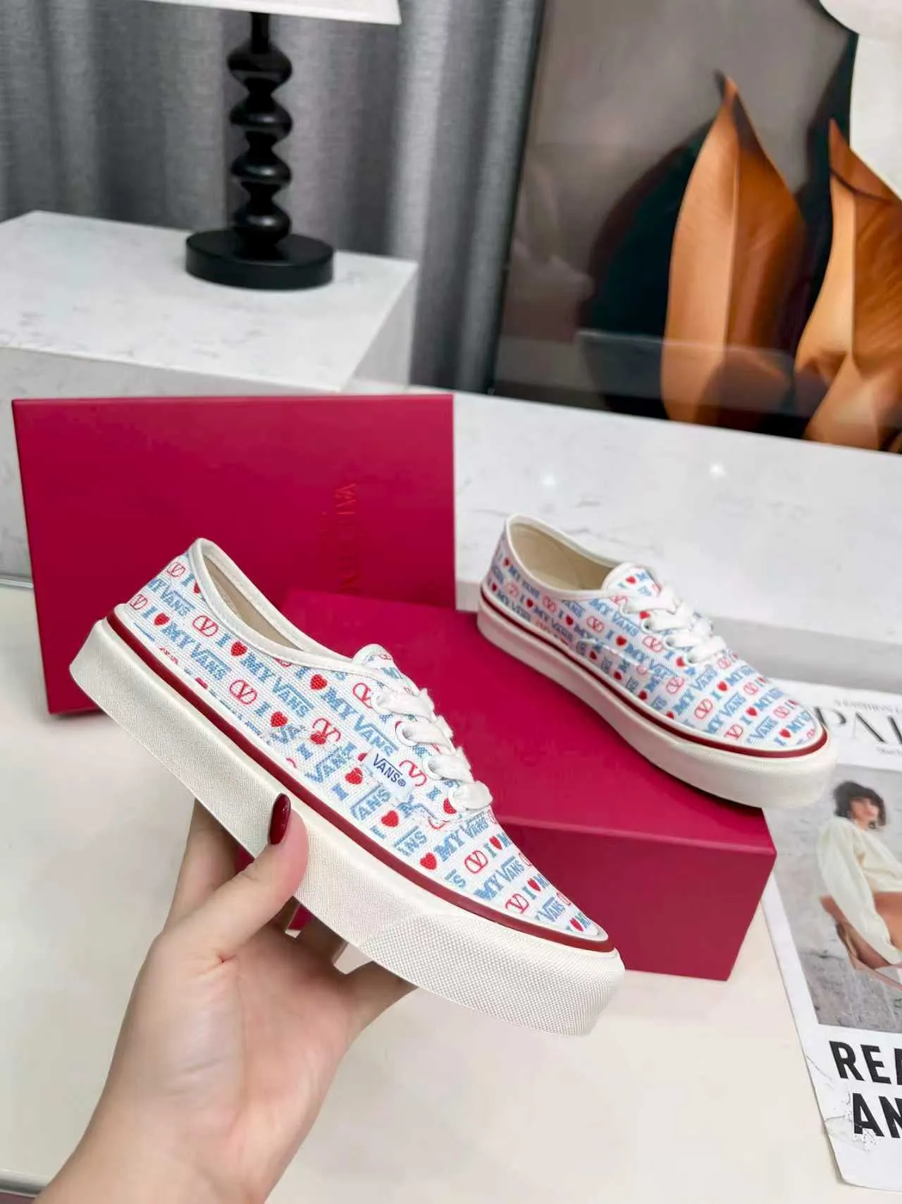 [Valentino Giving classic shoes a personality that spans the ages. Many celebrities - Jolin Tsai. Yang Zi. Liu Wen. Ma Baiquan. Choi Soobin. freen. Song Zuer. JJ Lin. zel. Cecilia Cheung. shark. Xin Yunlai...same style.